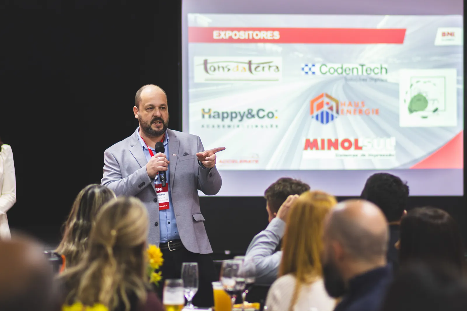 Marcelo Menezes, da PMTurbo, palestrando sobre Google e inteligência artificial no 27º Fórum Regional do BNI SC