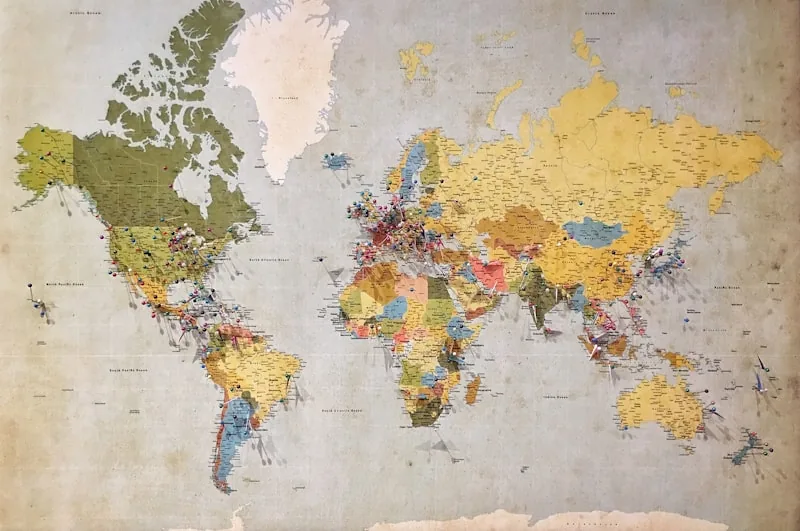 Mapa-múndi antigo com alfinetes coloridos em vários países